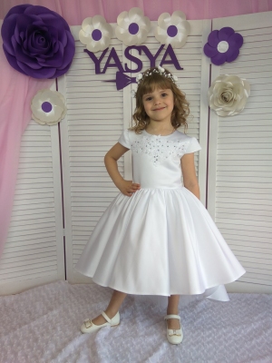 Біла атласна сукня
